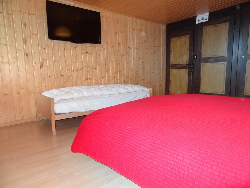 Helvetia Bed and Breakfast Troistorrents Rum bild