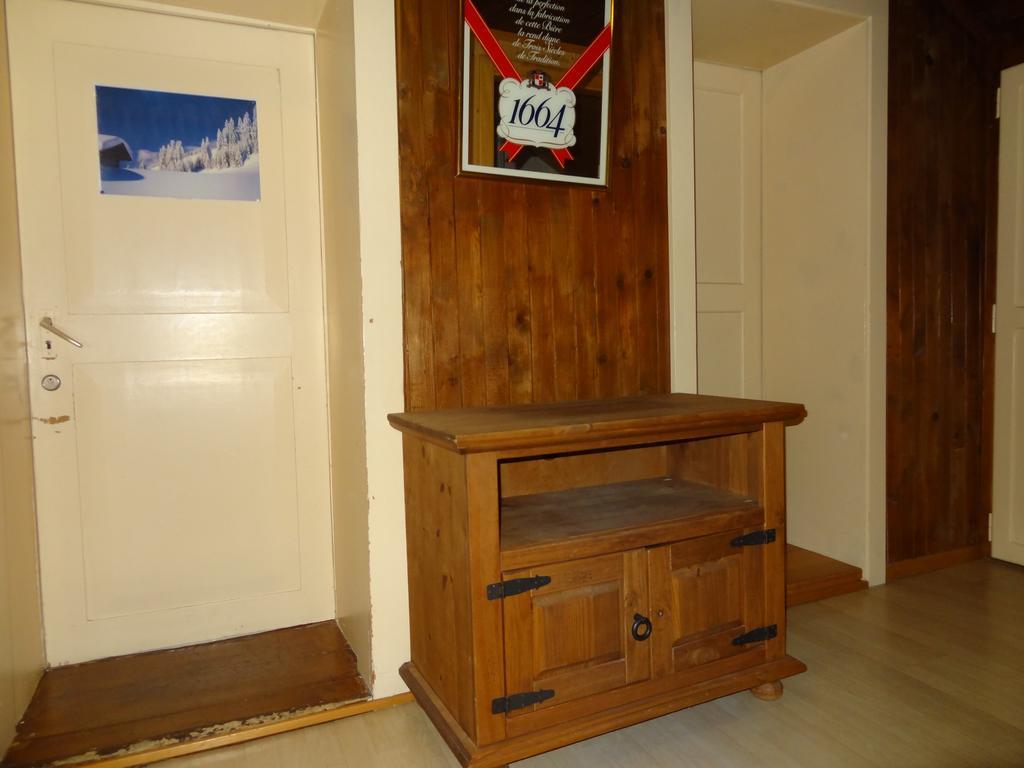 Helvetia Bed and Breakfast Troistorrents Rum bild